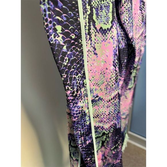 Le Superbe NWT Minted Feather Trim Pants in Purple Snakeskin Size 8 - Picture 4 of 7